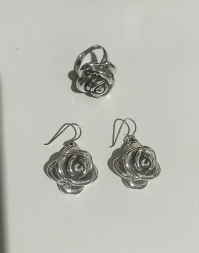CONJUNTO DE BRINCOS E ANEL ROSAS EM PRATA 925 
