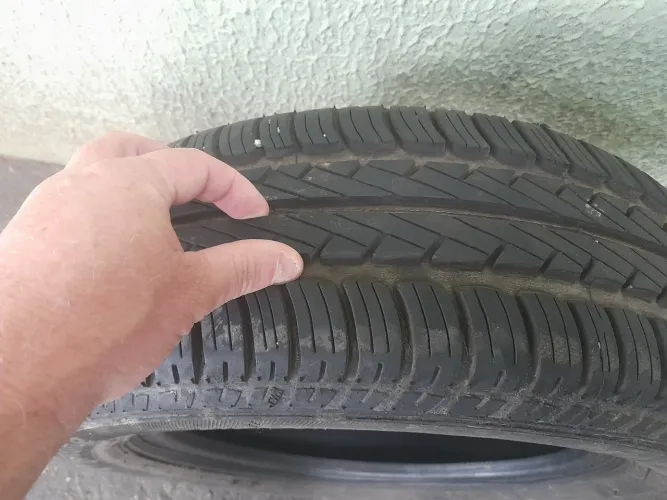 Pneu aro 15 185 60r15 pouco usado 