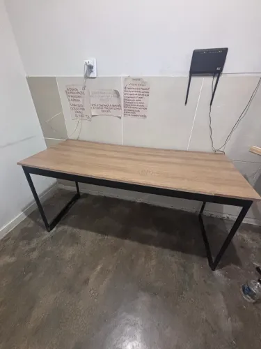 Mesa de escritório em madeira MDF bem conservada
