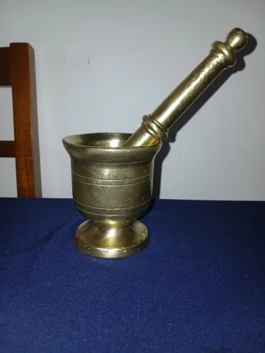 Almofariz antigo de bronze decorativo farmácia ou laboratório antigos 
