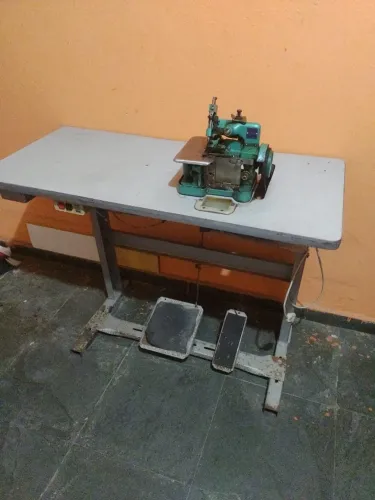 Máquina de costura industrial Overlock completa Com mesa e motor original 