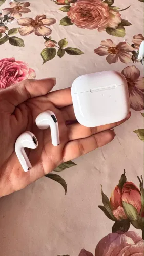 AirPods 4 com redução de ruído