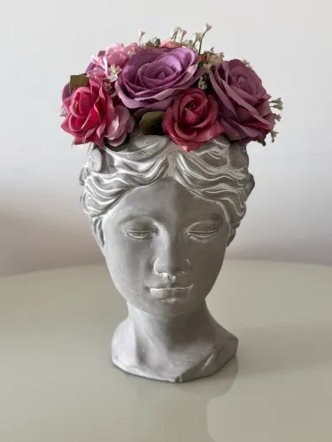 Vaso Decorativo Busto Clássico com Arranjo de Flores Artificiais
