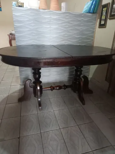 Uma mesa antiga de madeira 