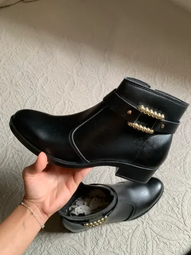 Bota Feminina Sintético Cano Curto Salto Baixo Confortável Zíper Lateral Com Fivela