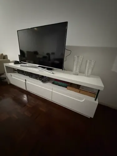 Smart TV Samsung de tela plana com suporte em formato de "V"