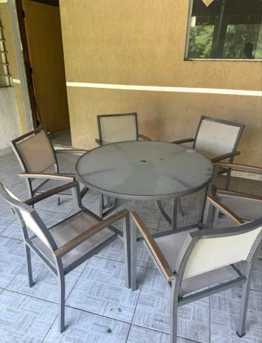 Mesa e cadeira área externa