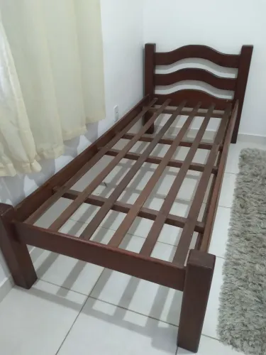 Cama solteiro em madeira Angelin