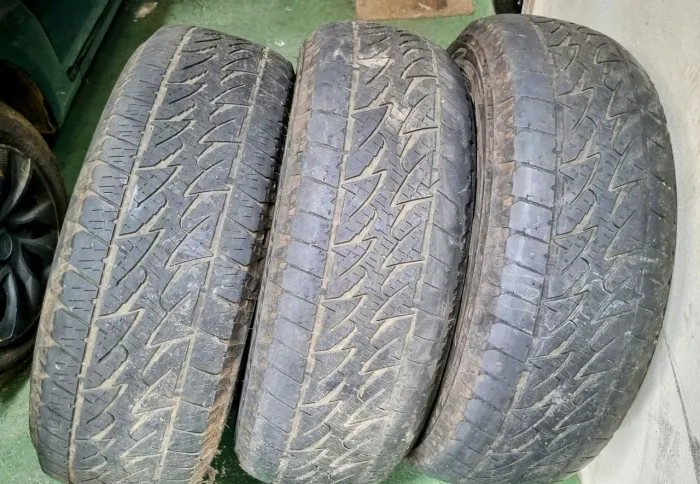 3 Pneus para camionete 255 70 r16 otimos BARATO