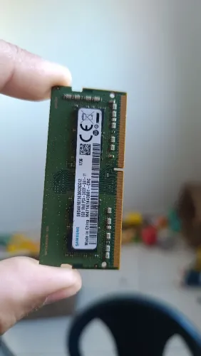 Memória RAM 8 GB DDR4 para notebook estava funcionando em um notebook Lenovo