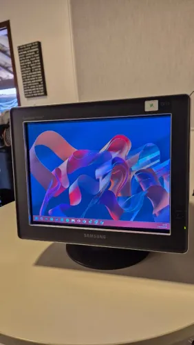 Monitor Samsung CRT 17 Polegadas Bivolt na Caixa