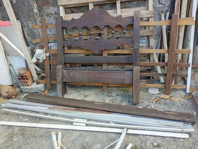 Cama de solteiro madeira maciça r$100,00 troco