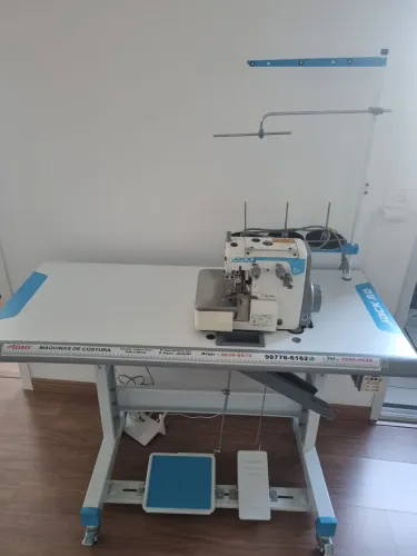 Máquina de costura overclock jack