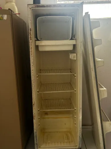 VENDO ESTÁ GELADEIRA FUNCIONANDO PERFEITAMENTE!
