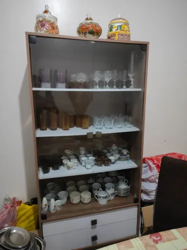 Vendo está linda cristaleira com tudo dentro portas de vidros semi nova contato *