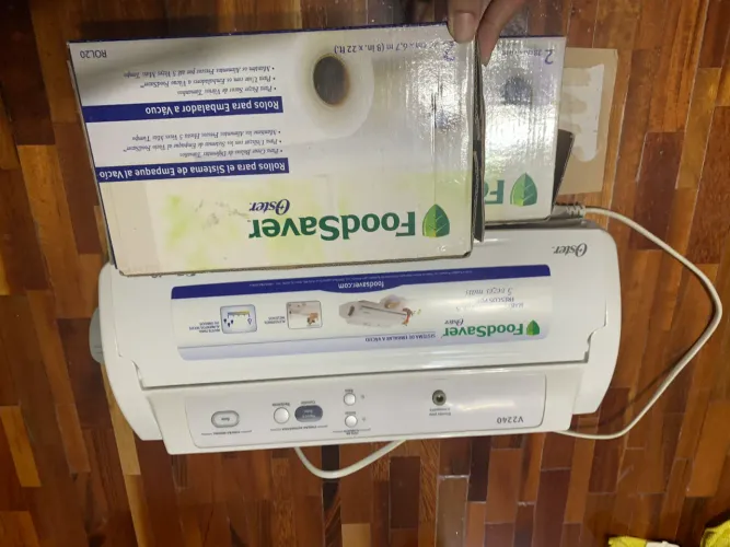 Seladora a Vácuo Oster FoodSaver V2240 + 2 caixas de sacos
