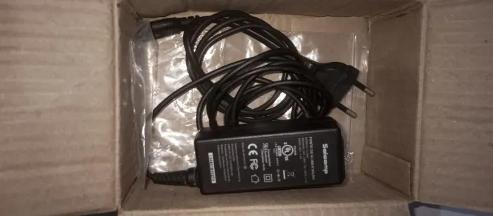 Fonte de alimentação original Salcomp, entrada 100-240V e saída 19V 2.1A.