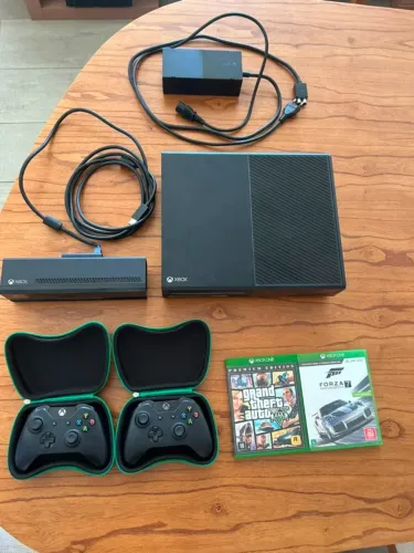 Xbox One 500GB + 2 Controles + Kinect + 28 Jogos (GTA 5, Forza e +)