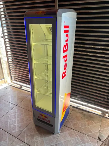 Geladeira exclusiva Red Bull modelo slim com led azul
