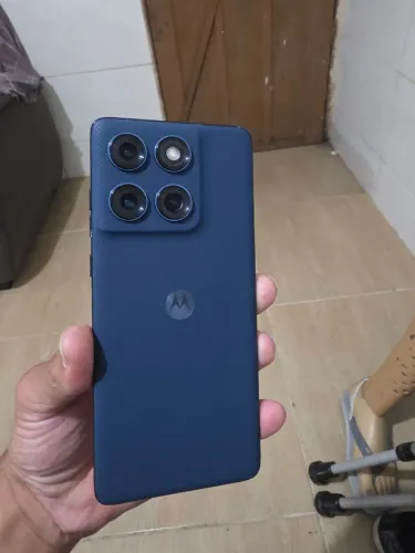 Troco por iPhone Motorola Edge 60 512g com todos acessórios e fone tipo brinco 