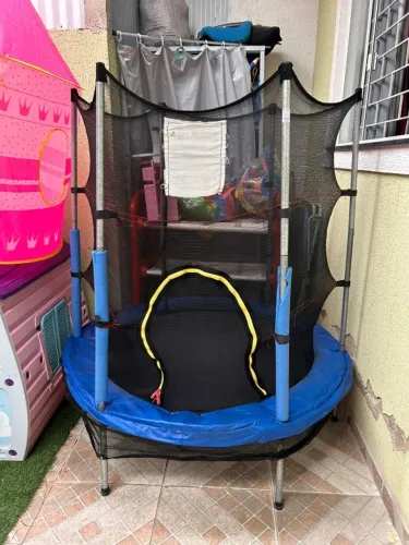 Cama Elastica serve p/ 2 crianças, suporta ate 50kg, diâmetro 140cm X altura 120cm Com red