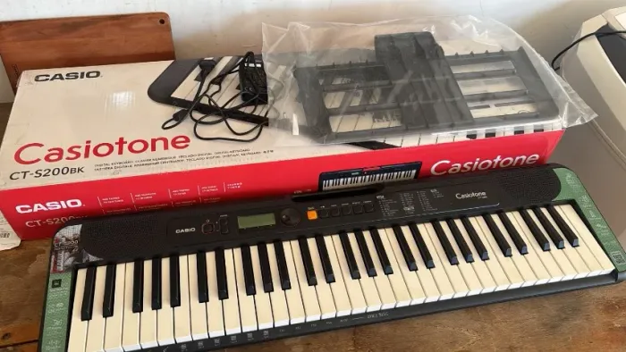 Teclado Casio Casiotone CT-S200 Preto - Caixa e fonte originais - Usado poucas vezes
