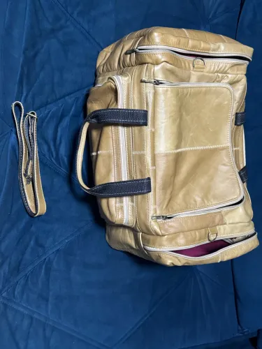 Bolsa de couro de viagem.