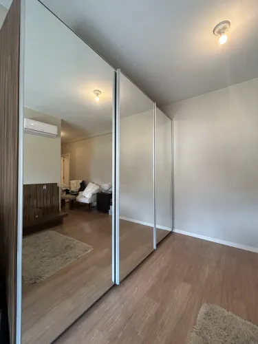 Guarda roupa 3 portas espelhado - Impecável!