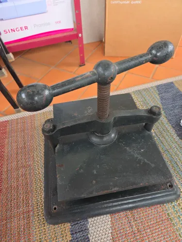 Prensa manual encadernação