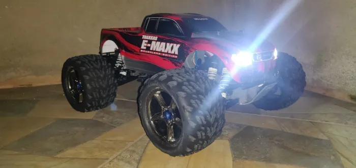 Automodelo traxxas E-Maxx 