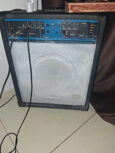 Caixa de som amplificada