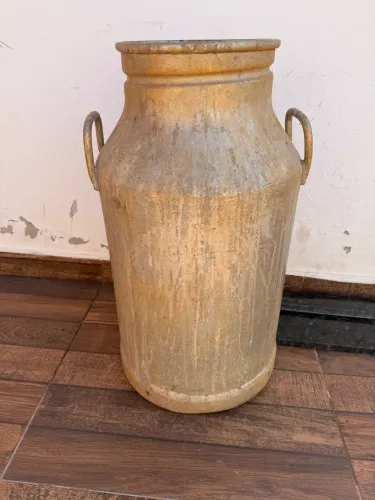 Lata de leite de alumínio fundo furado