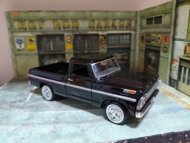 Miniatura F100 1/24