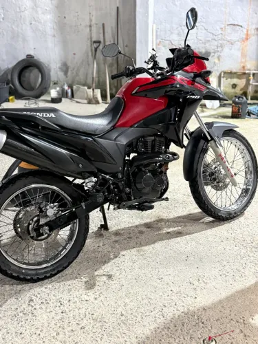 Vendo xre 190 2022/2023 quitada documentação em dia moto não tem nada pra fazer 