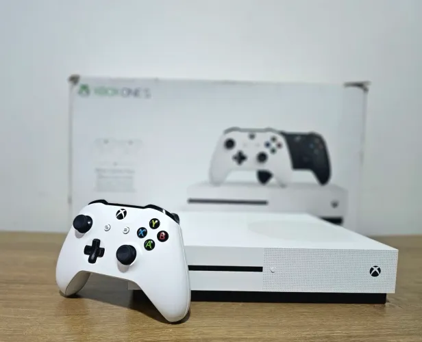 Xbox One S 1TB em perfeito estado, controle original, completo, aceito ps3+volta.