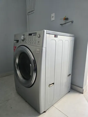 Vendo máquina lava e seca com defeito.
