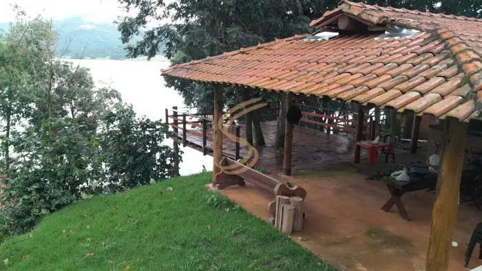 Rancho à venda na Represa de Caconde com acesso direto à água