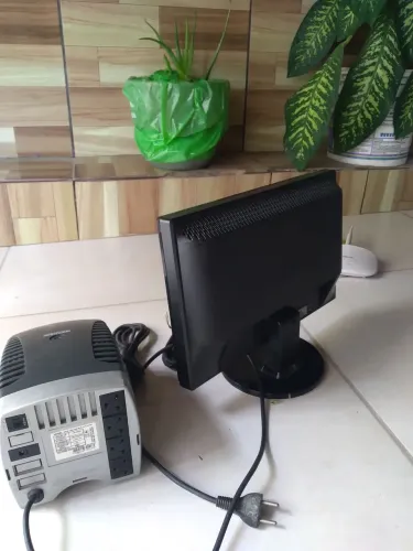 Monitor philips 160e1 15,6 lcd + módulo isolador estabilizador