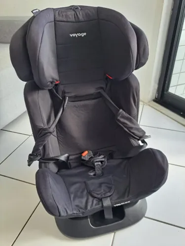Cadeirinha infantil para carro Legacy, da Voyage (preta)