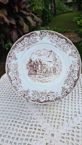 Prato decorativo em porcelana decorado com cena de época