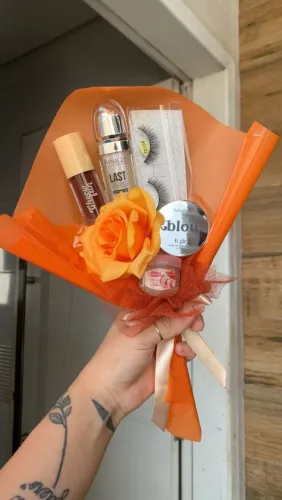 #6 BUQUÊ DE MAQUIAGEM PRESENTEAVEL