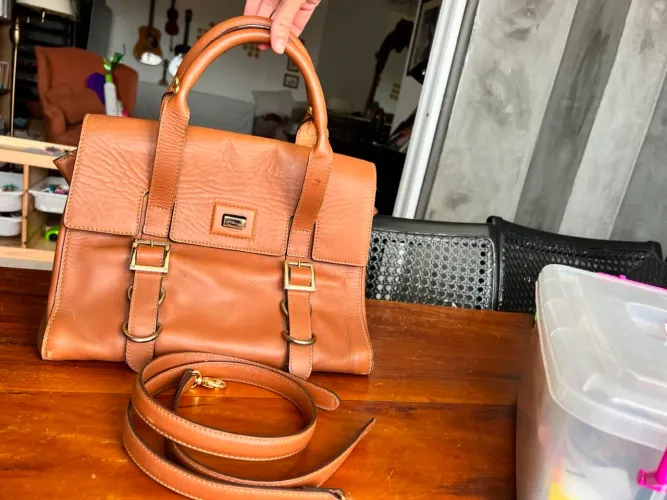 Bolsa de couro caramelo Schutz.