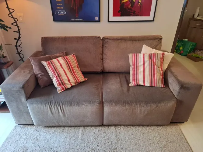 Sofá retrátil marrom escuro