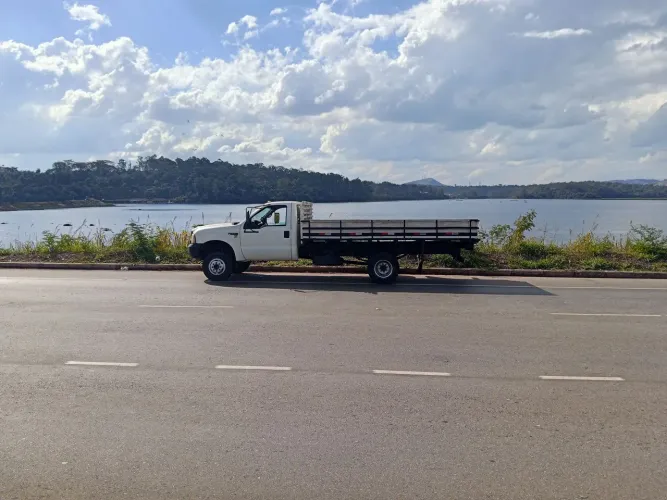Vendo f4000 toda revisada pneus novos