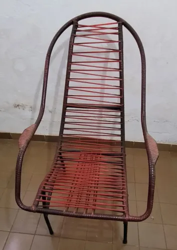 Cadeira de fio vermelho