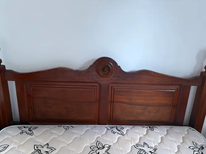 Cama de casal de madeira maciça 