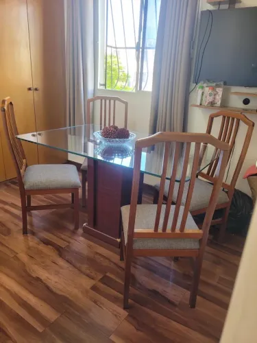Mesa com tampo de vidro