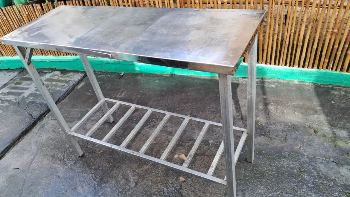 Vendo Mesa semi nova de zinco