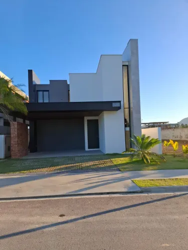 Casa - 3 dormitórios - 3 Suítes - localizado em Porto Belo / Perequê REF: DW650266