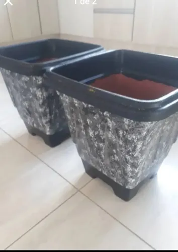 Vendo vasos p/ planta  em plastico c/ pintura rustica